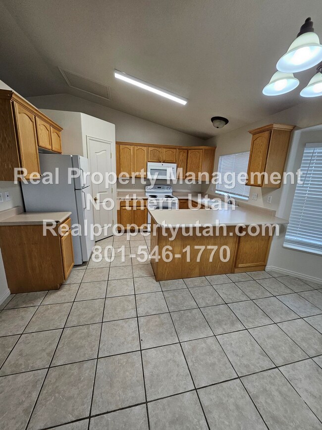 Building Photo - Beautiful 4 Bed 3 Bath Layton Home