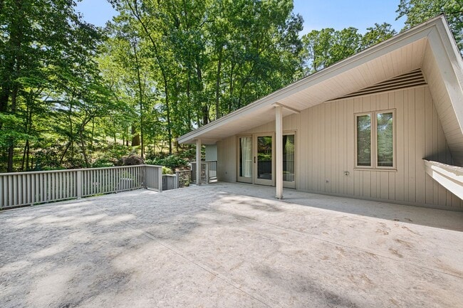 Building Photo - Mid Centurty Modern Home