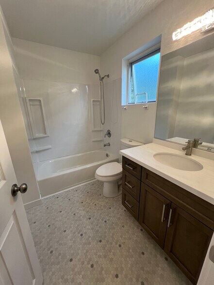 Building Photo - 5621 Fauntleroy Way SW