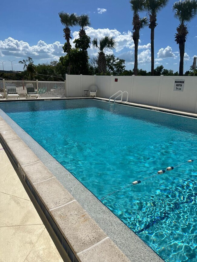 Building Photo - 14459 River Beach Dr