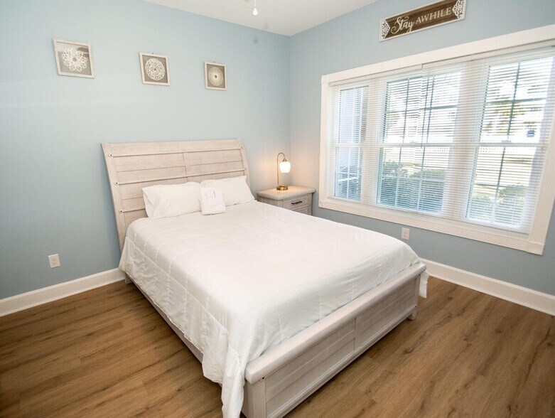 Building Photo - 4868 Dahlia Ct