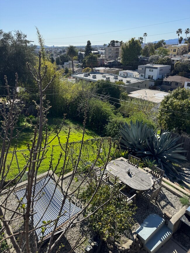 Building Photo - 837 Micheltorena St