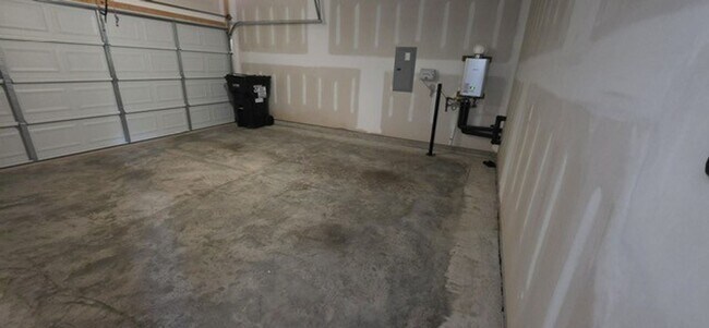 Building Photo - **** READY TO MOVE IN NOW ****