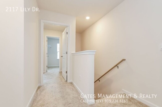Building Photo - 2117 Lily Dr