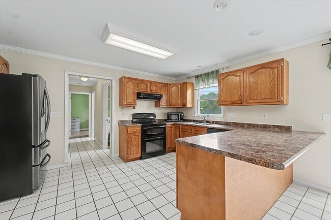 Building Photo - 6 Bedroom home with Fenced Yard - Available 07/01/2026