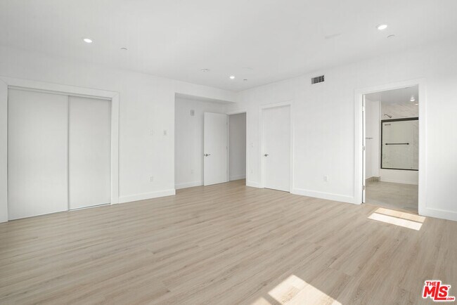 Building Photo - 1832 S Barrington Ave