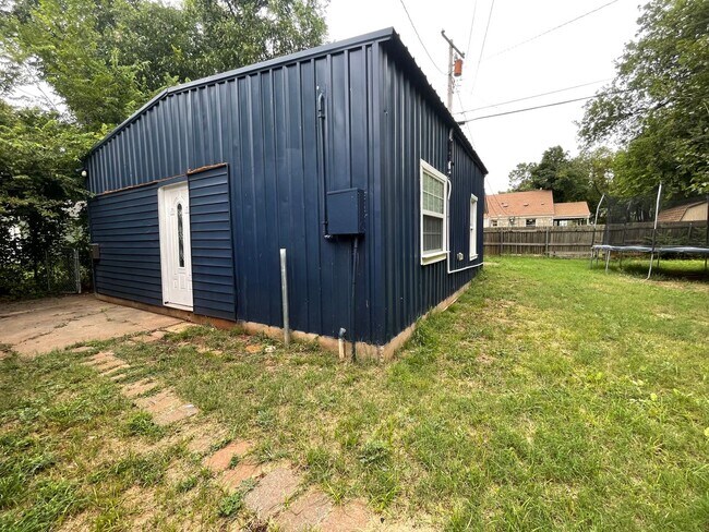 Building Photo - 4 Bedroom main house 2 bedroom guest house