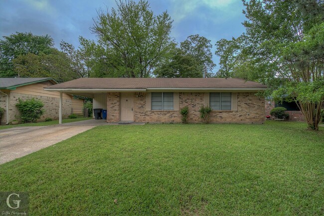 Building Photo - Beautiful 3B/1.5B Brick Home