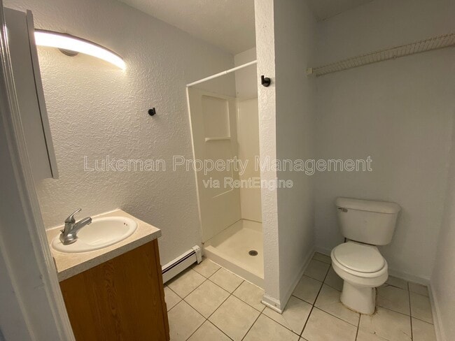 Building Photo - 421 Oak St