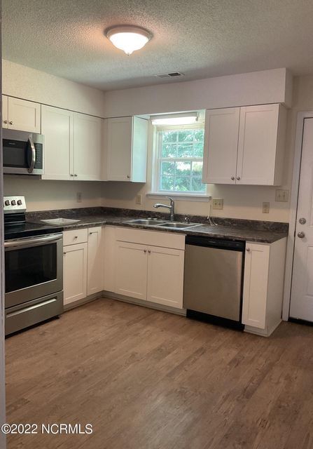 Building Photo - Two Bedroom Duplex Located In Midway Park!