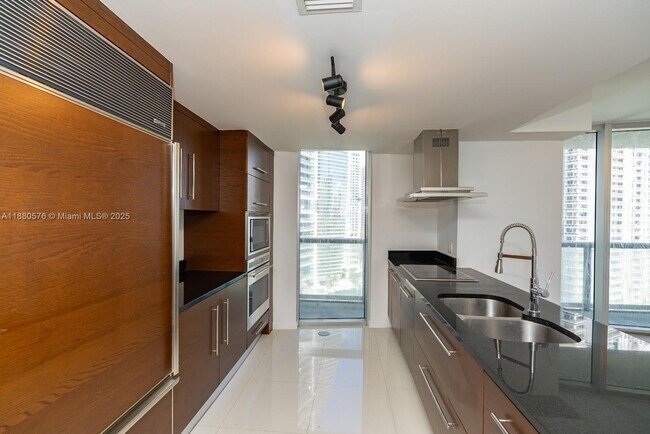 Building Photo - 495 Brickell Ave