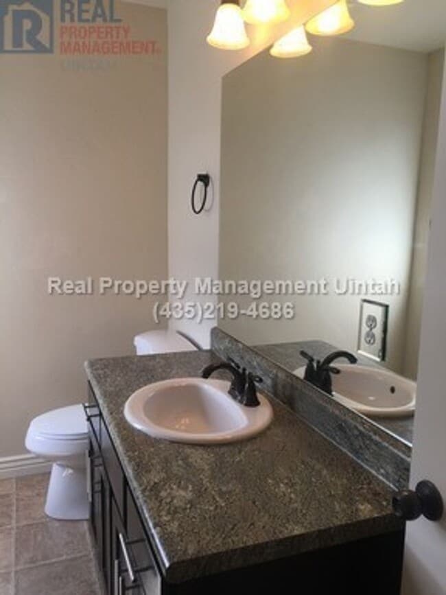 Building Photo - 3 bed 2.5 bath townhome in Fox Run