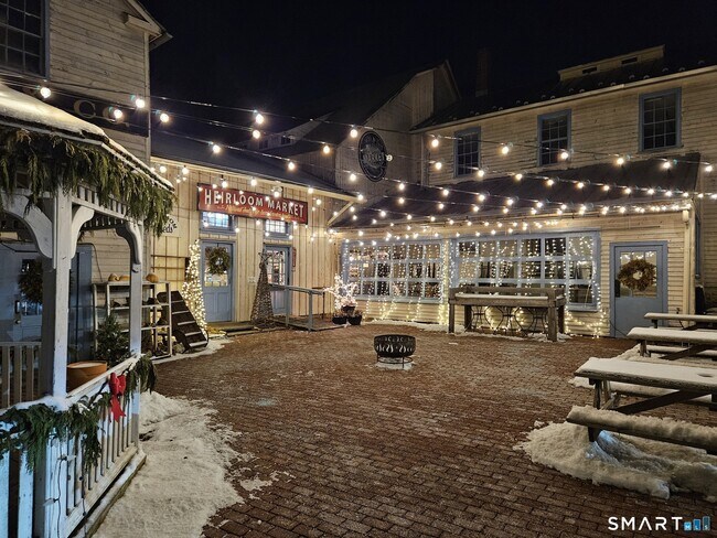 Building Photo - 24 Elm St