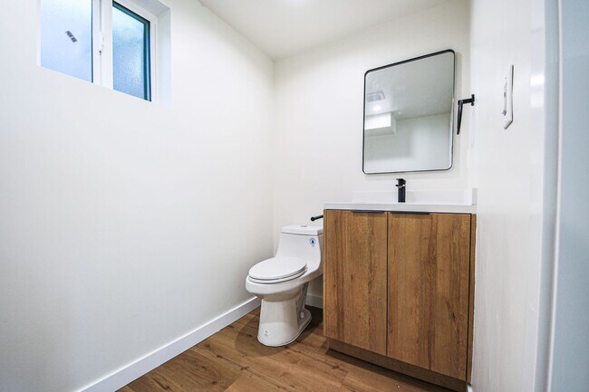 Building Photo - Ultra-Luxury Brand New 2 bed/2.5 bath and ...