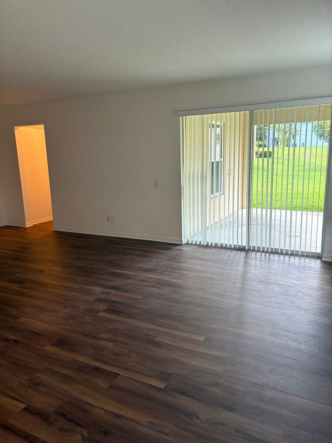 Building Photo - IMMEDIATE OCCUPANCY !!! LARGE// 5 Bedroom ...