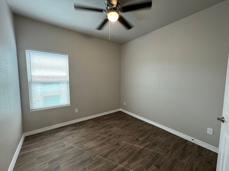 Building Photo - 5403 Rose Gdn Lp