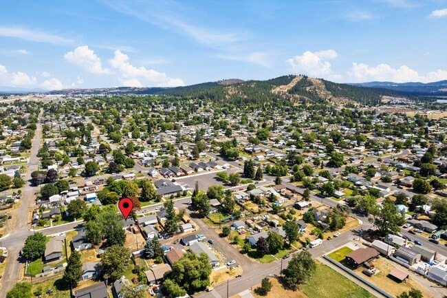 Building Photo - 4 Bedroom Northeast Spokane Home - Availab...