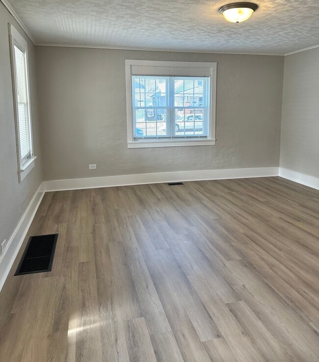 Building Photo - Renovated 3-Bedroom Gem within walking dis...