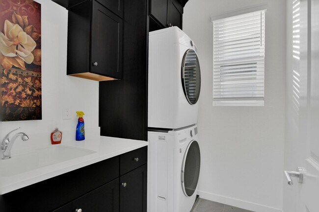 Building Photo - Waterfront Beauty