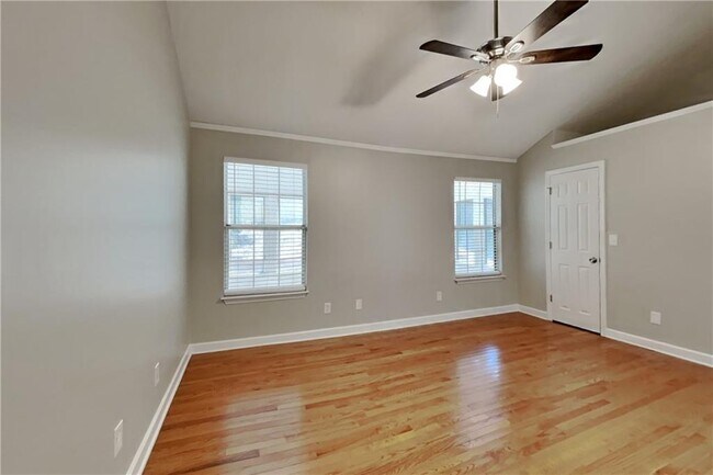 Building Photo - 345 E Willow Run