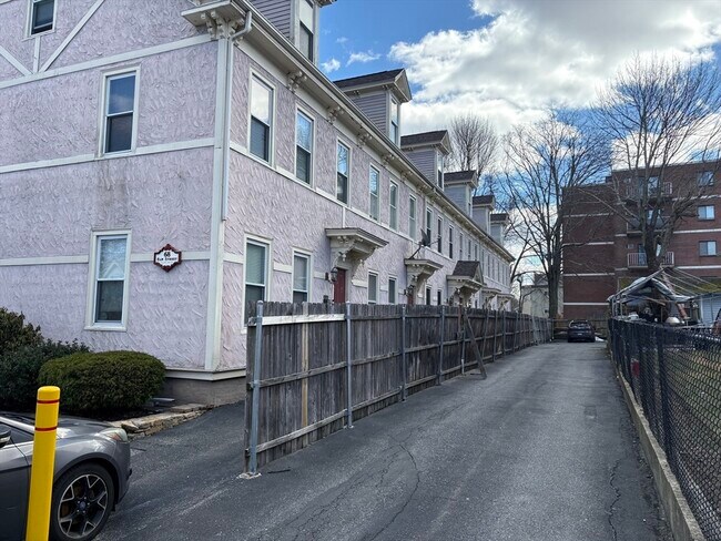 Building Photo - 68 Elm St
