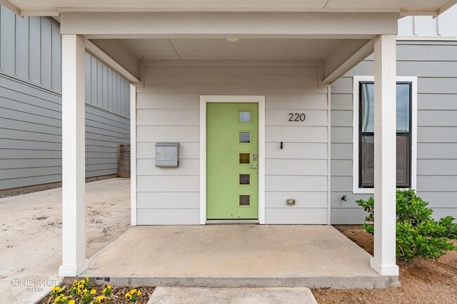 Building Photo - 220 Pecan St