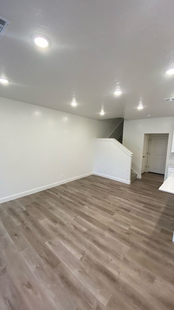 Building Photo - 3 Bed - 2.5 Bath, Large Townhome - 2 Car G...