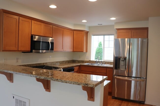 Building Photo - Beautiful 2 Bed/2 Bath Townhouse in Pinehu...