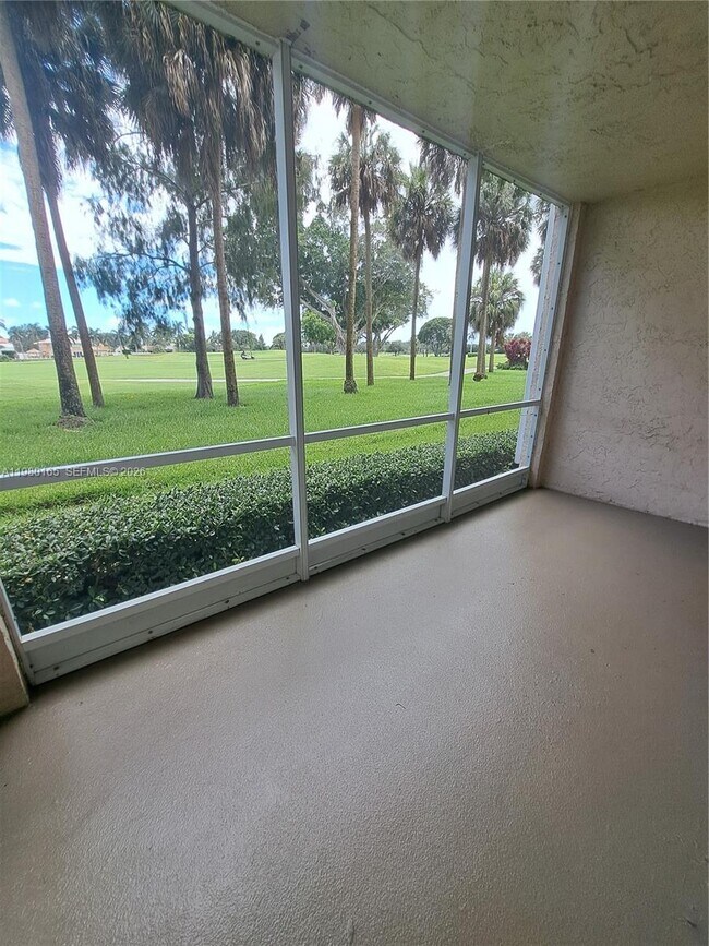 Building Photo - 250 Jacaranda Dr