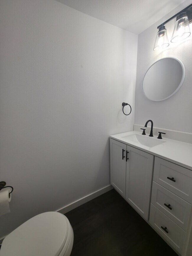 Building Photo - E. 38th Avenue Duplex&#39;s