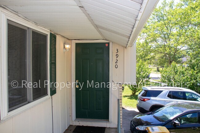 Building Photo - 3920 Camelot Dr SE