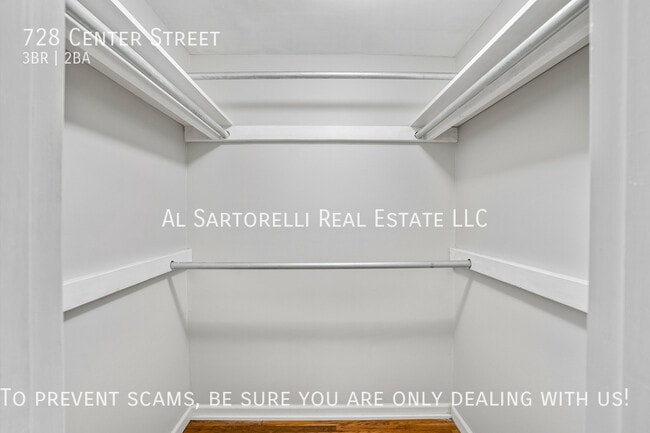 Building Photo - 728 Center St