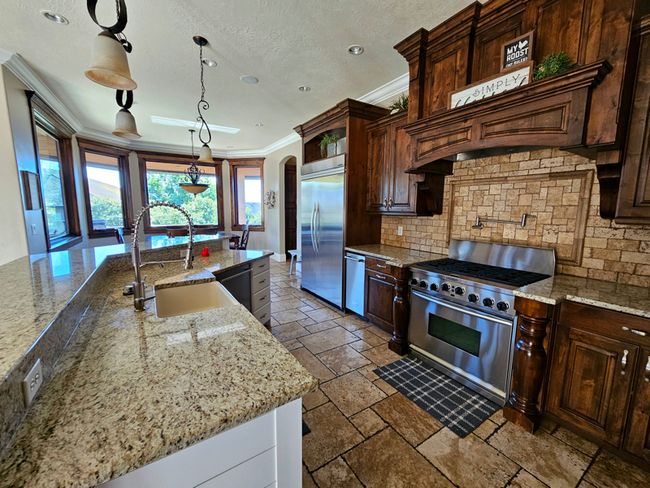 Building Photo - 738 Deer Hollow Rd