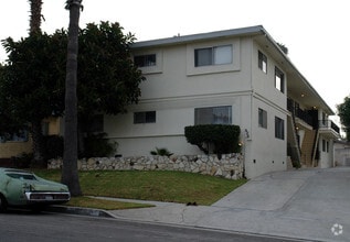 Building Photo - 826 N. Austin Ave