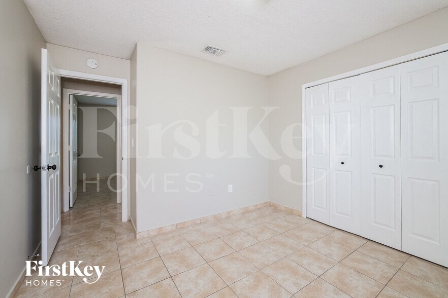 Building Photo - 585 Koala Dr