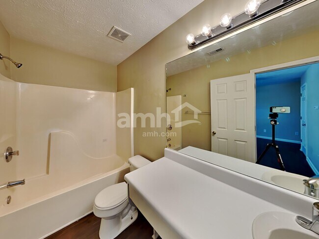 Building Photo - 4810 Lake Park Ter