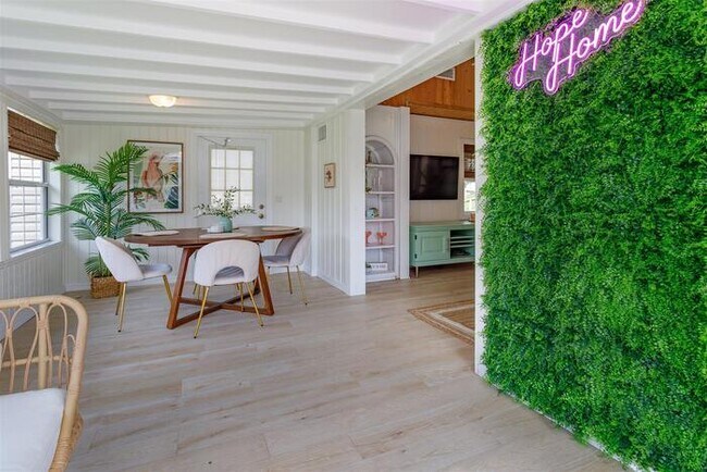 Building Photo - HH123