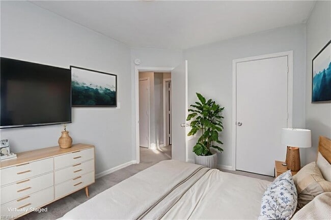 Building Photo - 1447 W 40th St