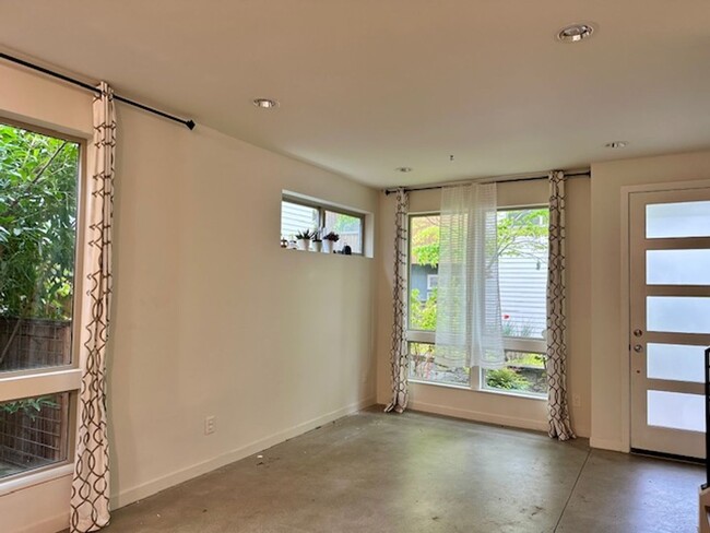 Building Photo - 3 Bedroom Queen Anne Townhouse w/rooftop deck
