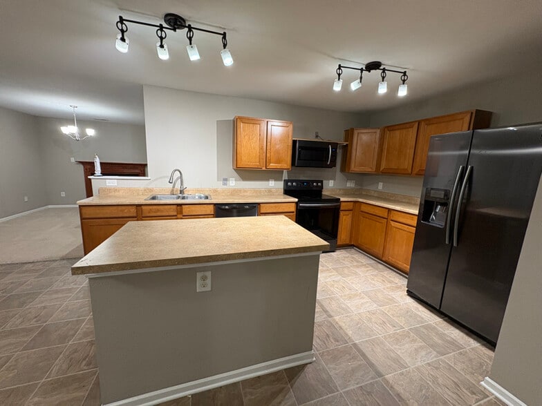 Building Photo - 722 Sinclair Dr