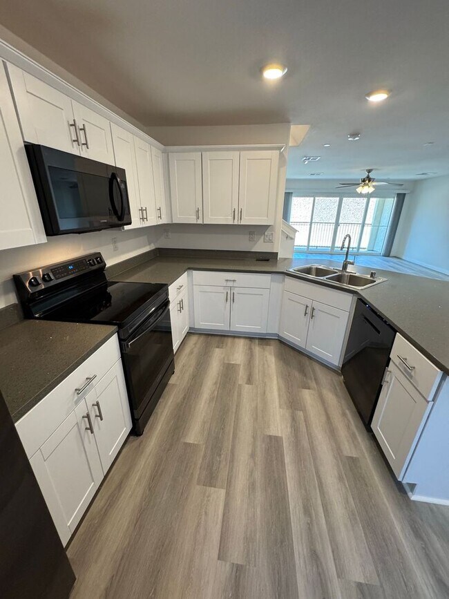 Building Photo - BEAUTIFUL 3 BEDROOM 3 BATH TRI-LEVEL HOME ...