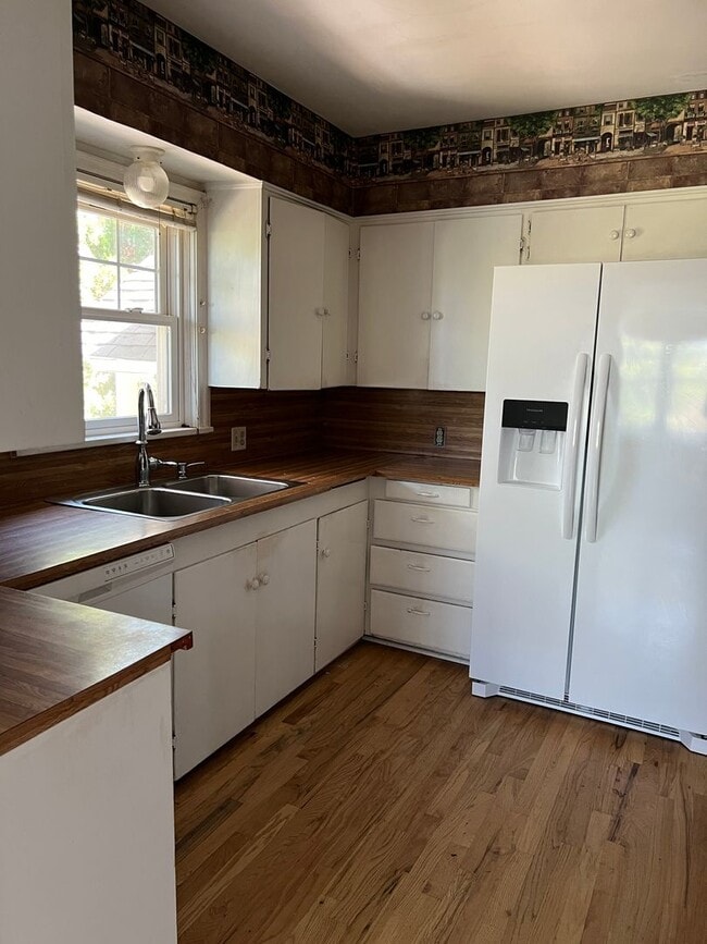 Building Photo - Charming 5 Bed, 2 bath home in the heart o...