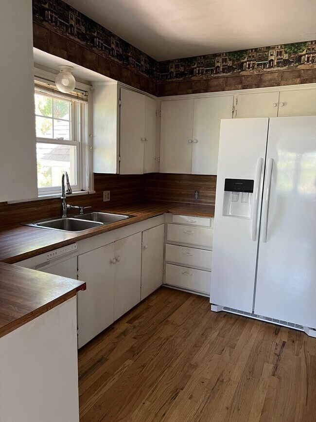 Building Photo - Charming 5 Bed, 2 bath home in the heart of Rexburg with detached 3 CAR GARAGE!!!!