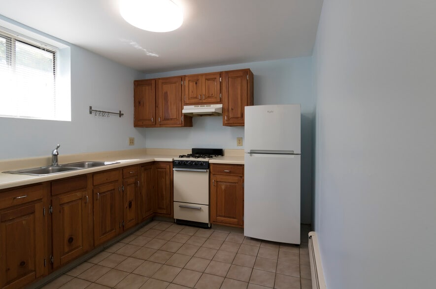 Kitchen - 39 Robertson Ave
