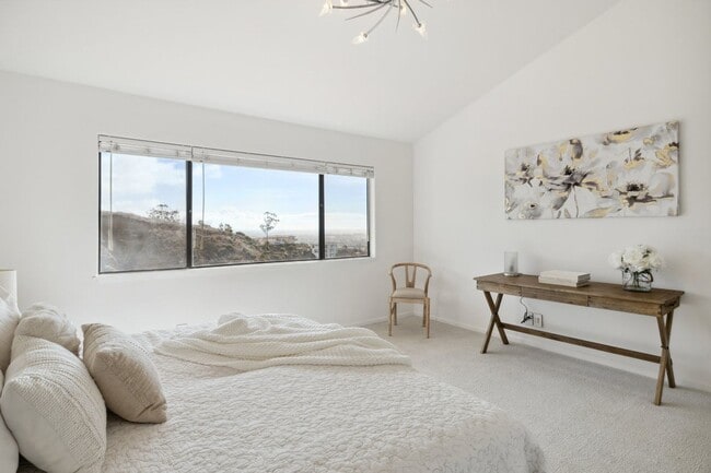 Building Photo - Seaview Hills Condo in Midtown Ventura