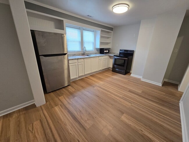 Building Photo - Cute Meadowview Bungalow; 3/1.5 Right in T...