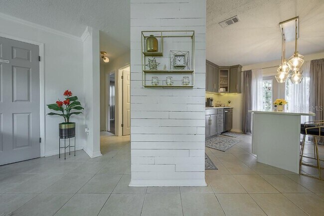 Building Photo - 6010 N Dexter Ave