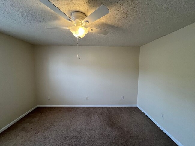 Building Photo - End Unit Townhouse, 3 Bed, 3 Bath