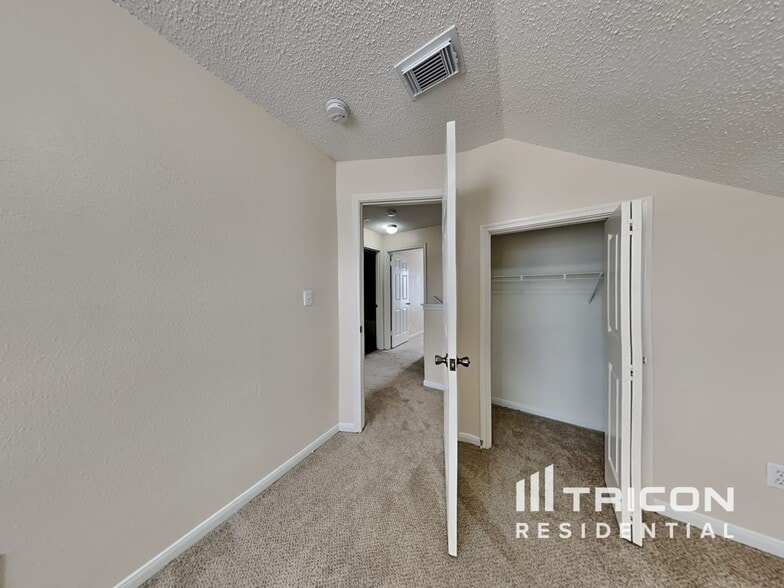 Building Photo - 3259 Jorns St