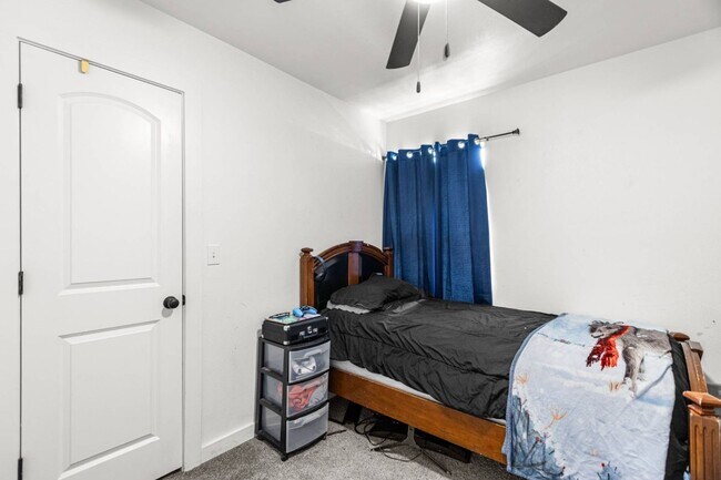 Building Photo - 4 bed 3 bath